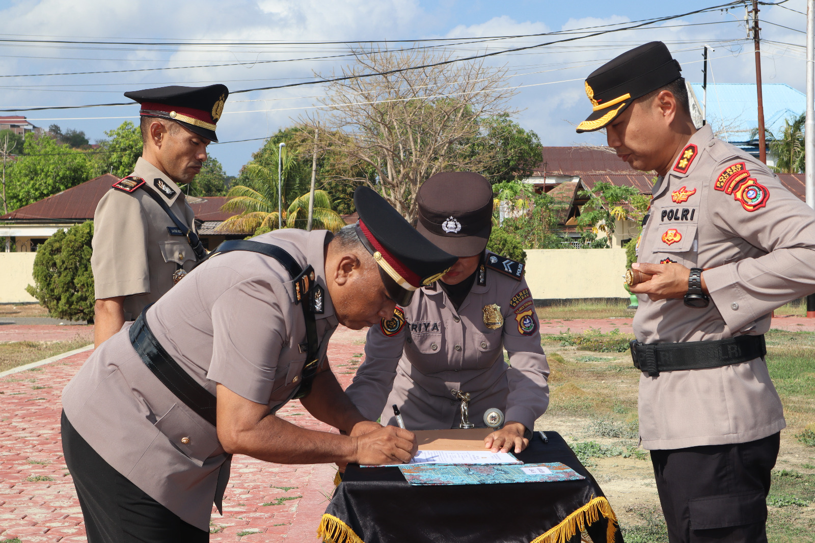 Kapolres Baubau AKBP Bungin Masokan Misalayuk Pimpin Upacara Sertijab, Kasat Binmas, Kapolsek Lea-Lea, dan Korp Rapor Naik Pangkat