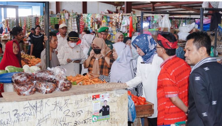 Atasi Tingginya Inflasi di Baubau, Pemkot Bersama TPID Sultra Gelar Rapat Koordinasi Sekaligus Turun Langsung ke Pasar Tradisional 2 Atasi Tingginya Inflasi di Baubau, Pemkot Bersama TPID Sultra Gelar Rapat Koordinasi Sekaligus Turun Langsung ke Pasar Tradisional