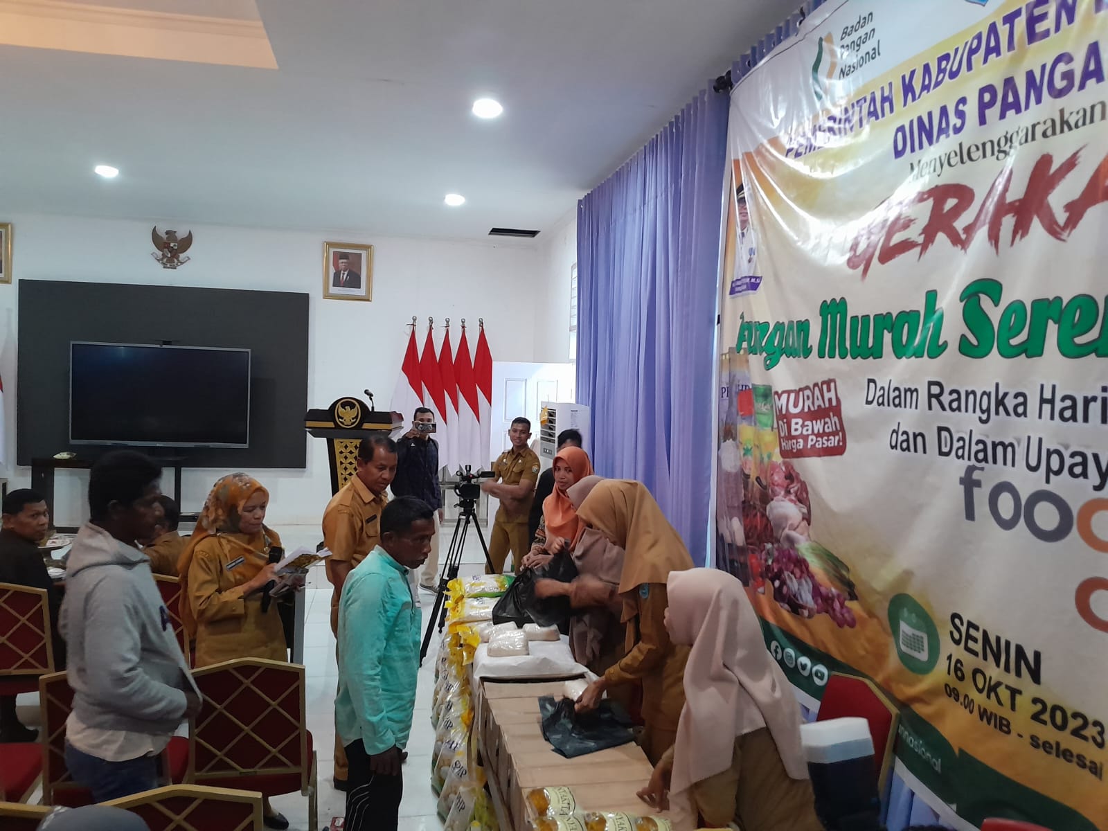Pemkab Buteng saat menggelar pasar murah di Aula Kantor Bupati Buteng, Pemkab Buteng Berpartisipasi Dalam Gerakan Pangan Murah Serentak Secara Nasional dengan Menggelar Pasar Murah Bekerjasama Dengan Bulog