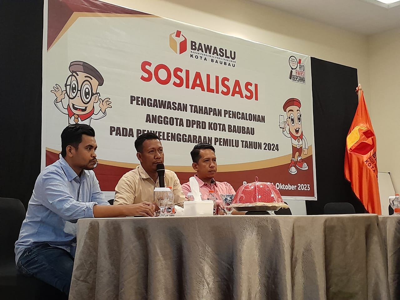 Ketua Bawaslu Baubau Sarmin (Tengah) saat membawakan sambutan kegiatan sosialisasi pengawasan tahapan pencalonan anggota DPR, Bawaslu Baubau Kerjasama dengan Kominfo Tangkal Isu SARA dan Berita Hoax di Medsos