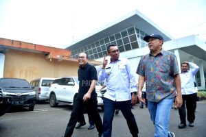 Menteri Koperasi Teten Masduki ke Wakatobi Lewat Bandara Betoambari Baubau Dijemput Langsung Pj Walikota Baubau Dr Rasman Manafi