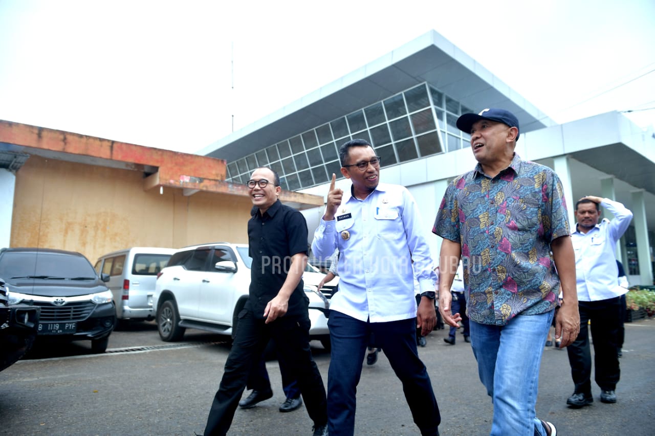 Menteri Koperasi Teten Masduki ke Wakatobi Lewat Bandara Betoambari Baubau Dijemput Langsung Pj Walikota Baubau Dr Rasman Manafi 3 Menteri Koperasi Teten Masduki ke Wakatobi Lewat Bandara Betoambari Baubau Dijemput Langsung Pj Walikota Baubau Dr Rasman Manafi