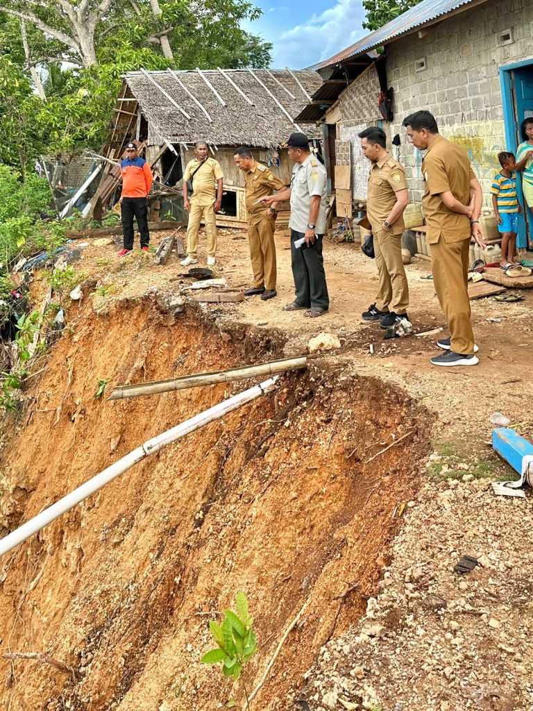 Diguyur Hujan Deras, Tujuh Rumah di Pulau Makasar Terdampak Longsor, BPBD Baubau Sarankan 17 KK Sementara Mengungsi ke Rumah Keluarga 2 Diguyur Hujan Deras, Tujuh Rumah di Pulau Makasar Terdampak Longsor, BPBD Baubau Sarankan 17 KK Sementara Mengungsi ke Rumah Keluarga