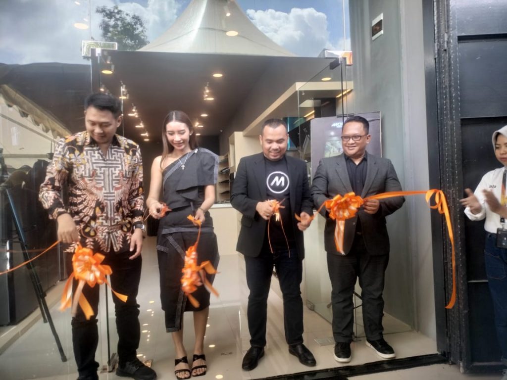 Perluas Jangkauan, Modena Home Center Resmi Buka Store di Baubau dan Pertama di Sulawesi Tenggara 2 Franchise Acquisition Manager Modena Yunanto Sirin saat memotong tumpeng pada grand opening Modena Home Centre di Kota Baubau, Perluas Jangkauan, Modena Home Center Resmi Buka Store di Baubau dan Pertama di Sulawesi Tenggara