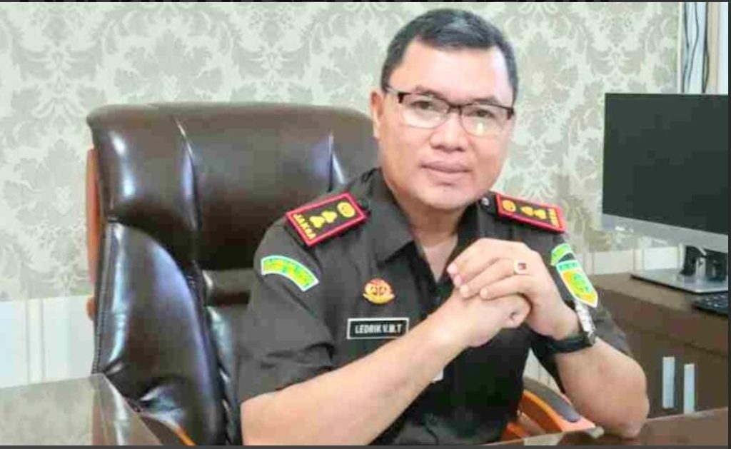 Kajari Buton Tepis Salah Sita Aset Dugaan Korupsi Bandar Cargo di Busel, Ledrik Victor Mesak Takaendengan : Tersangka Ahmad Ede Tidak Kooperatif Kembalikan Uang Hasil Korupsi 2 Kajari Buton Ledrik Victor Mesak Takaendengan, Kajari Buton Tepis Salah Sita Aset Dugaan Korupsi Bandar Cargo di Busel, Ledrik Victor Mesak Takaendengan : Tersangka Ahmad Ade Tidak Kooperatif Kembalikan Uang Hasil Korupsi