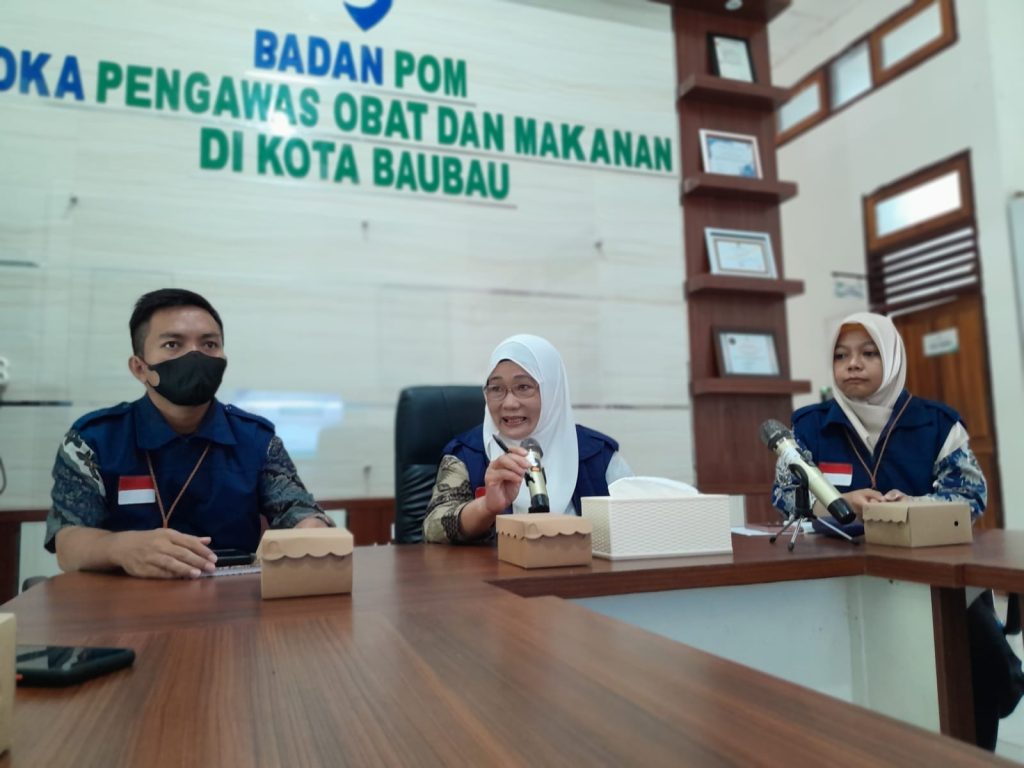 Jelang Nataru 2023, Loka POM Baubau Amankan Ribuan Produk Pangan yang Tidak Memenuhi Ketentuan 2 Loka POM Baubau saat menggelar Konfresi pers hasil intensifikasi pengawasan Pangan olahan menjelang Nataru, Jelang Nataru 2023, Loka POM Baubau Amankan Ribuan Produk Pangan yang Tidak Memenuhi Ketentuan