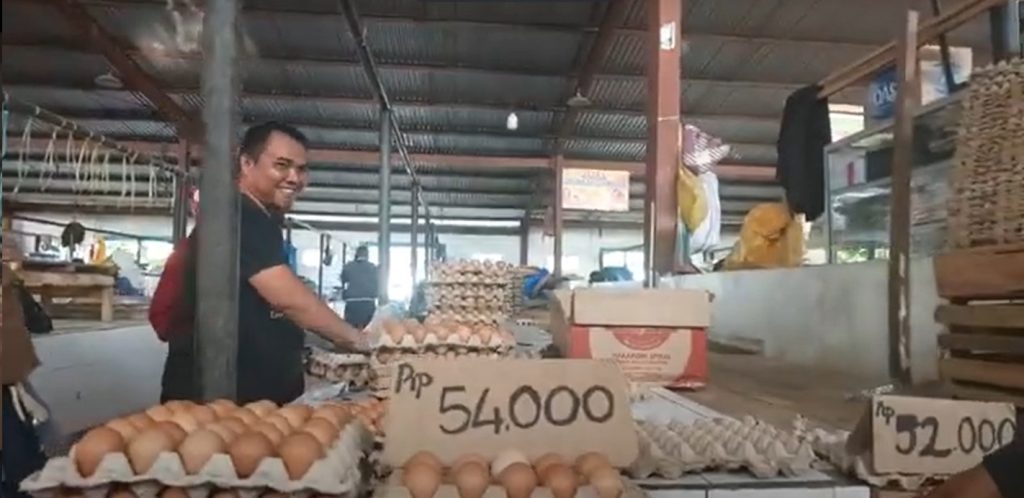 H-1 Tahun Baru 2024, Secara Umum Harga Komoditas Sembako di Pasar Tradisional Wameo Baubau Masih Stabil, Ali Hasan: Ada Yang Mengalami Kenaikan Tapi Itu Masih Batas Wajar dan Tak Akan Berlangsung Lama 5 Bastian, pedagang telur di salahsatu Lods di Pasar Wameo Baubau