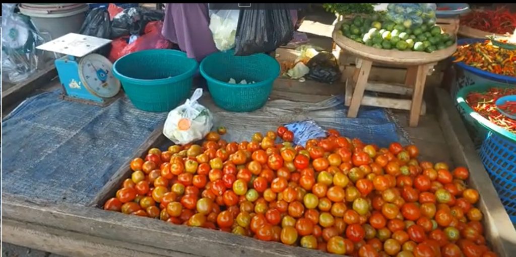 H-1 Tahun Baru 2024, Secara Umum Harga Komoditas Sembako di Pasar Tradisional Wameo Baubau Masih Stabil, Ali Hasan: Ada Yang Mengalami Kenaikan Tapi Itu Masih Batas Wajar dan Tak Akan Berlangsung Lama 4 Penjual Tomat di Pasar Wameo di Baubau