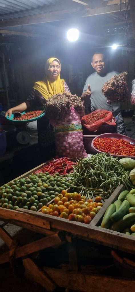 H-1 Tahun Baru 2024, Secara Umum Harga Komoditas Sembako di Pasar Tradisional Wameo Baubau Masih Stabil, Ali Hasan: Ada Yang Mengalami Kenaikan Tapi Itu Masih Batas Wajar dan Tak Akan Berlangsung Lama 6 Kadisperindag Baubau La Ode Alihasan memantau langsung harga sembako H-1 jelang tahun baru 2024