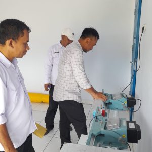 BAUBAU, BP-Tiga jurusan utama di SMK Negeri 6 Baubau menggelar kegiatan verifikasi alat dan bahan sebagai bagian dari persiapan uji kompetensi kejuruan. Tiga jurusan utama yang dimakasud yaitu jurusan Agribisnis Ternak Unggas, Agribisnis Perairan Air Payau dan Laut, serta Agribsnis Pengolahan Hasil Perikanan yang berlangsung Rabu (21/02/2024). "Memastikan Siswa Siap Ikuti Uji Kompetensi, SMK Negeri 6 Baubau Verifikasi Alat dan Bahan Pada Tiga Jurusan Utama."