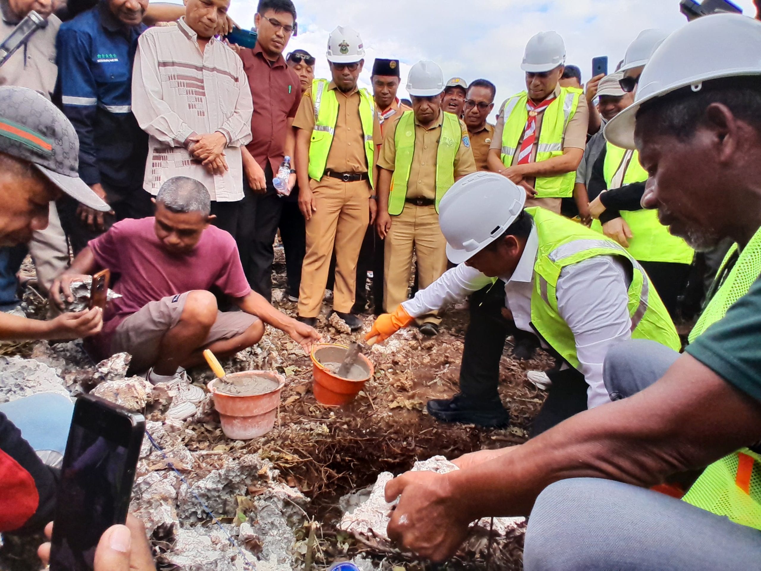 01 Pj Bupati Buteng Andi Muhammad Yusuf melakukan peletakan batu pertama pembangunan Rujab bupati Buteng scaled