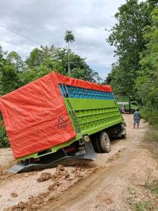 Presiden Jokowi Diminta ke Butur juga Untuk Melihat Langsung Jalan Provinsi Sultra Rusak Parah, Begitu Juga Dengan Jembatan Berlantai Kayu