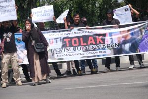 Unjuk rasa Aliansi Jurnalis bersama Kota Kendari di Kantor DPRD Sultra, .Tolak RUU Penyiaran, Puluhan Wartawan di Kendari Berunjuk Rasa di Kantor DPRD Sultra