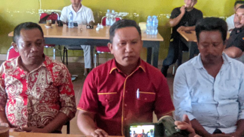 Maju di Pilkada Muna Barat La Ode Darwin Sudah Kantongi 10 Nama Calon Wakilnya, Yang Dipilih Nanti Lebih Tua Usia Darinya 2 La Ode Darwin bersama tim sukses saat jumpa awak media di salah satu Warkop di Kota Kendari. Maju di Pilkada Muna Barat La Ode Darwin Suda Kantongi 10 Nama Calon Wakilnya, Yang Dipilih Nanti Lebih Tua Usia Darinya