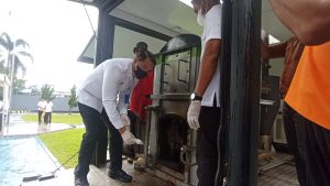 F05.1 Kepala BNNP Sultra Brigjen Pol Christ R. Pusung saat memasukan narkotika dalam mesin Incenerator