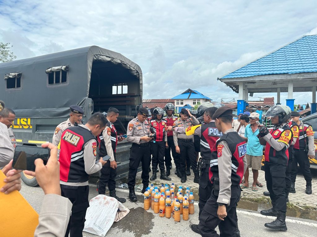 Tim Satgas Ditsamapta Polda Sultra mengamankan 26 botol miras tradisional dalam Operasi Paket Anoa 2024., 30 Liter Miras Tradisional Yang Dibawa Seorang Wanita Inisial WT Diamankan Ditsamapta Polda Sultra