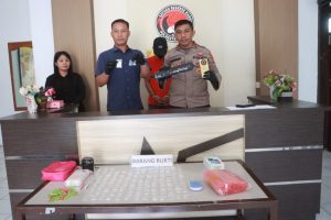F06.3c Tersangka dan barang bukti 5998 gram sabu diamankan di Sat Resnarkoba Polresta Kendari