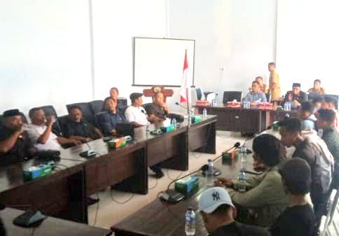 DPRD Busel Duga Pelantikan Birokrasi Yang Dilakukan Ridwan Badallah Tak Prosedural, Sekda Ada Dua 2 DPRD Busel Duga Pelantikan Birokrasi Yang Dilakukan Ridwan Badalla Tak Prosedural, Pj Sekda Ada Dua