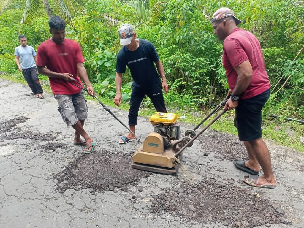 Warga Siompu Gotong Royong Beli Delapan Ton Aspal Untuk Tambal Jalan Rusak, Tamparan Untuk Pemda Busel 2 Warga Siompu Gotong Royong Beli Delapan Ton Aspal Untguk Tambal Jalan Rusak, Tamparan Untuk Pemda Busel