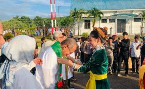 Disambut Meriah Dengan Tarian Khas Buton Ketika Tiba di Bandara Betoambari, Walikota Baubau H Yusran Fahim Minta Warga Baubau Bersatu