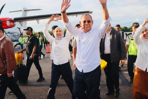 Disambut Meriah Dengan Tarian Khas Buton Ketika Tiba di Bandara Betoambari, Walikota Baubau H Yusran Fahim Minta Warga Baubau Bersatu