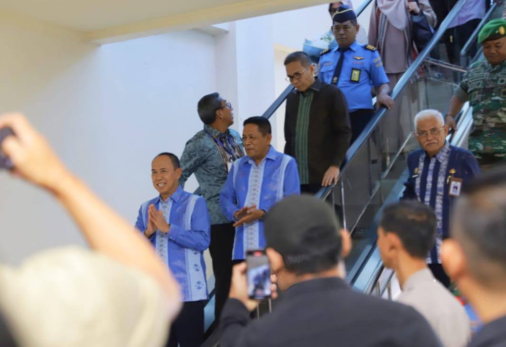 Tiba di Bandara Haluoleo, Gubernur ASR dan Wagub Hugua Disambut dengan Tarian dan Prosesi Adat dan Budaya Sultra 2 Tiba di Bandara Haluoleo, Gubernur ASR dan Wagub Hugua Disambut dengan Tarian dan Prosesi Adat dan Budaya Sultra
