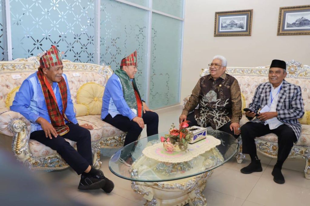 Tiba di Bandara Haluoleo, Gubernur ASR dan Wagub Hugua Disambut dengan Tarian dan Prosesi Adat dan Budaya Sultra 4 Tiba di Bandara Haluoleo, Gubernur ASR dan Wagub Hugua Disambut dengan Tarian dan Prosesi Adat dan Budaya Sultra
