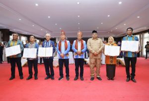 Tiba di Sultra Pasca Ikut Retret, Gubernur Sultra ASR dan Wakilnya Hugua Tancap Gas Teken Pakta Integritas dan Perjanjian Kinerja 2025