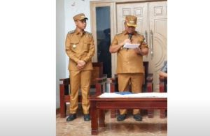 Bupati Busel H Muh Adios Launcing Gerakan Buselku Bersih, Sekaligus Serahkan Bingkisan Ramadan untuk 36 Petugas Kebersihan DLH Busel Berbagi 4 Bupati Busel H Muh Adios Launcing Gerakan Buselku Bersih, Sekaligus Serahkan Bingkisan Ramadan untuk 36 Petugas Kebersihan DLH Busel Berbagi