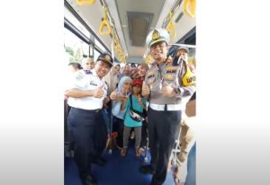 Wawali Baubau Lepas Enam Bus Wisata Gratis, Wa Ode Hamsinah Bolu: Pak Kadis Perhubungan Tolong Layani Masyarakat Dengan Nyaman 2 Wawali Baubau Lepas Enam Bus Wisata Gratis, Wa Ode Hamsinah Bolu: Pak Kadis Perhubungan Tolong Layani Masyarakat Dengan Nyaman