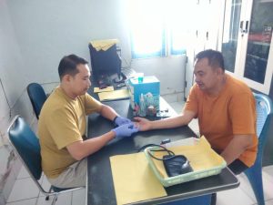 Cerita Anggota DPRD Baubau H Hasan Basri Gesit Cari Lima Kantong Darah A+ Sampai Subuh Untuk Selamatkan Warga BWI Yang Kekurangan Haemoglobin 3 H Hasan Basri berkonsultasi dengan dokter di RSUD Palagimata Baubau