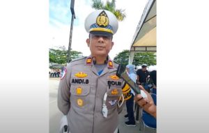 Kasat Lantas Baubau Iptu Andi Burhanuddin Pantau Jalur Ramai Arah Litle Bali dan Pantai Nirwana di Masa Lebaran Idul Fitri 1446 H, Arus Lalu Lintas Masih Normal