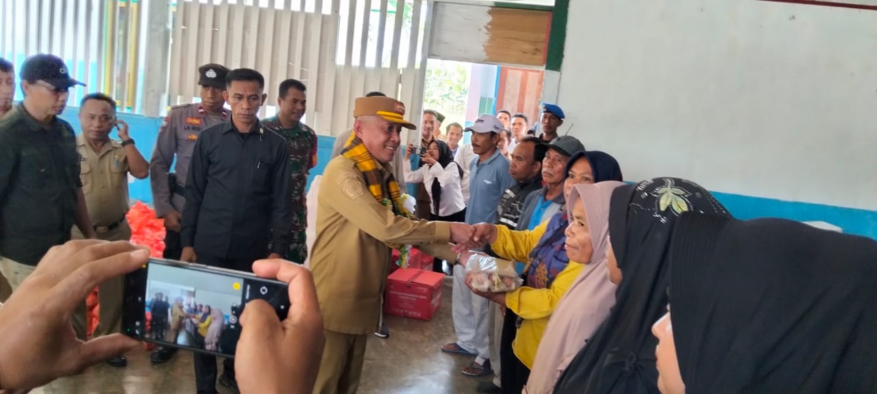 Bupati Butur Afirudin Mathara Bantu 174 KK Terdampak Korban Banjir dan Puting Beliung di Kambowa