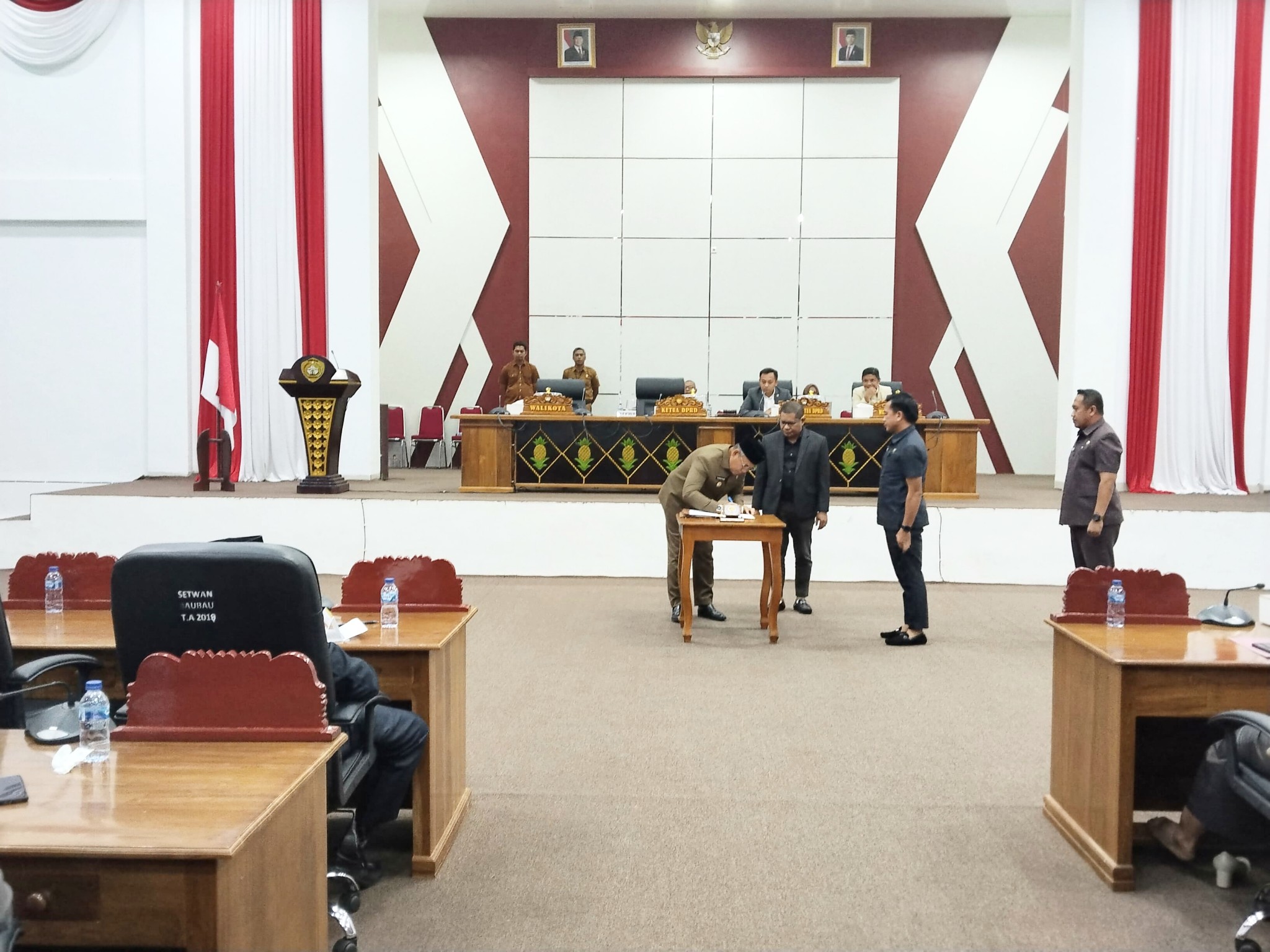 Hadiri Rapat Paripurna, Walikota Baubau HYF dan DPRD Tandantangini Nota Kesepakatan Perubahan KUA-PPAS APBD Kota Baubau TA 2025