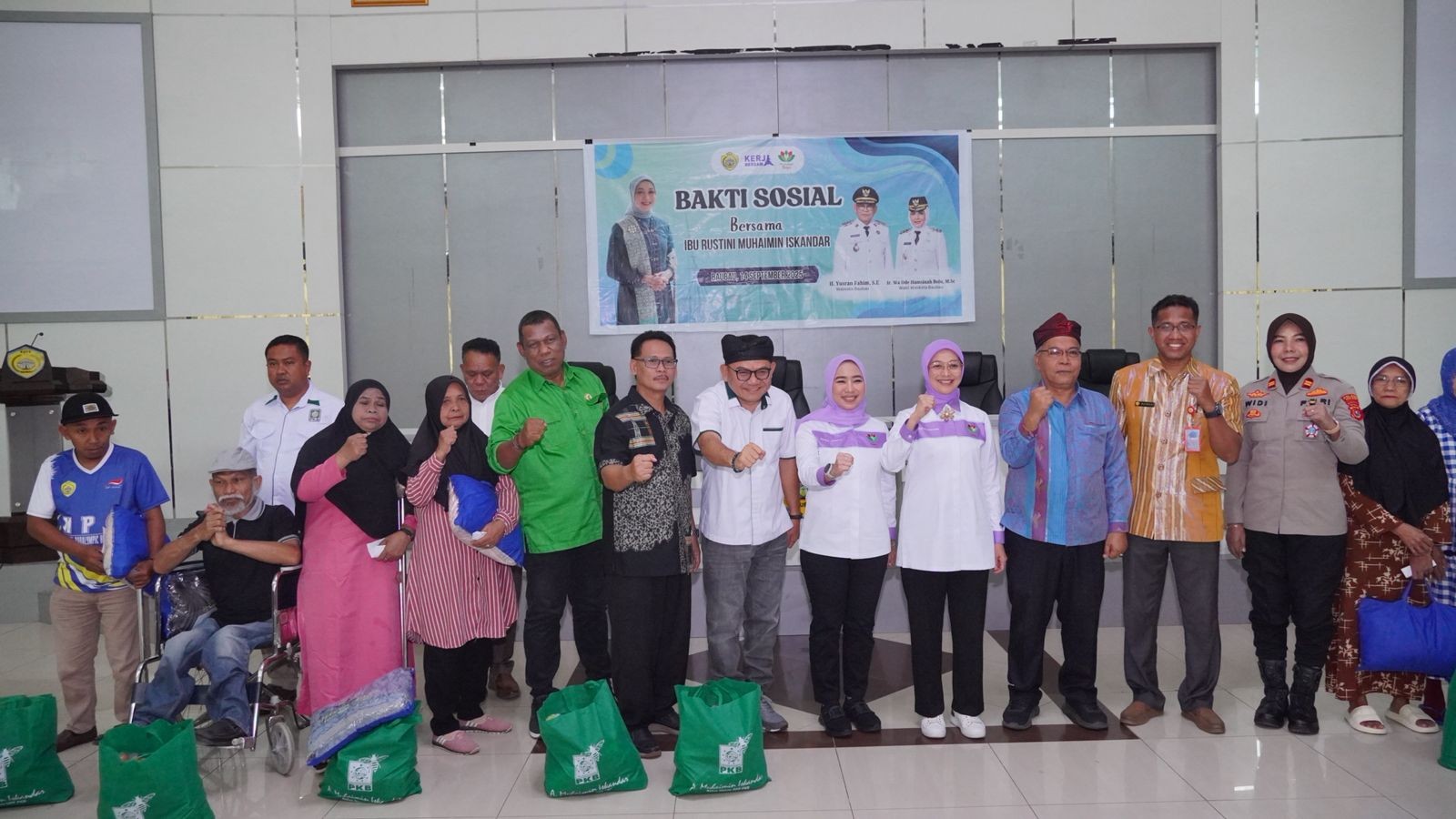 Rustini Muhaimin Berbagi di Baubau Untuk Lansia, Difabel, dan Warga Miskin