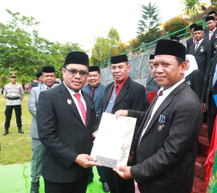 Wakil Bupati Buton, Syarifudin Saafa, menyerahkan piagam penghargaan kepada ASN Kementerian Agama Kabupaten Buton dalam rangka peringatan Hari Amal Bhakti (HAB) ke-80 Kementerian Agama Republik Indonesia di Pasarwajo.