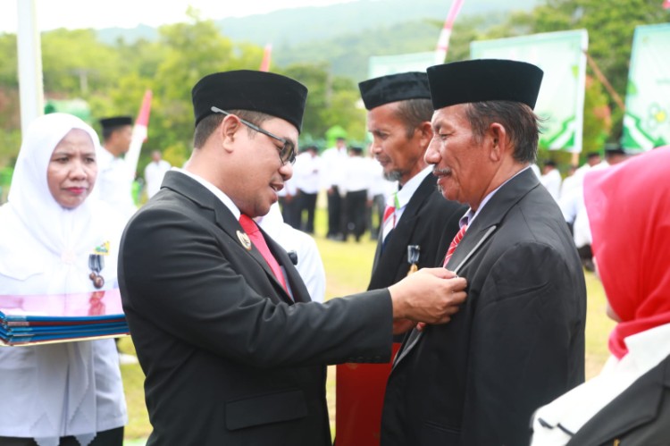 Wakil Bupati Buton, Syarifudin Saafa, menyematkan tanda kehormatan kepada salah satu ASN Kementerian Agama Kabupaten Buton pada peringatan Hari Amal Bhakti (HAB) ke-80 Kementerian Agama Republik Indonesia di Pasarwajo.