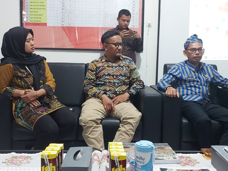 Kepala Bapas Baubau Nasirudin (Kanan), Bapas Baubau Intensifkan Pembinaan Klien Melalui Kegiatan Sosial, Bersih Masjid, dan Bagi Takjil Ramadan 1447 H Untuk Perkuat Pembinaan Kepribadian