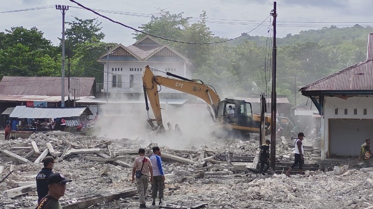 Alat berat merobohkan sisa bangunan Pasar Kaloko pasca kebakaran sebagai bagian dari penataan awal menuju revitalisasi pasar oleh Pemerintah Kabupaten Buton, Jumat (2 Januari 2026).
