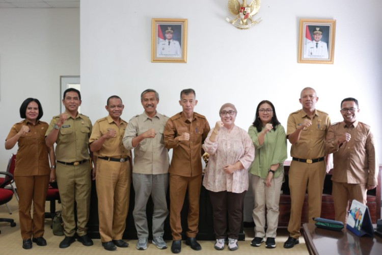 Audiensi perwakilan Rare Indonesia bersama Pemkab Buton di Ruang Kerja Sekda Buton, Takawa, Senin, 2 Februari 2026, membahas penguatan pengelolaan perikanan berbasis masyarakat melalui PAAP.