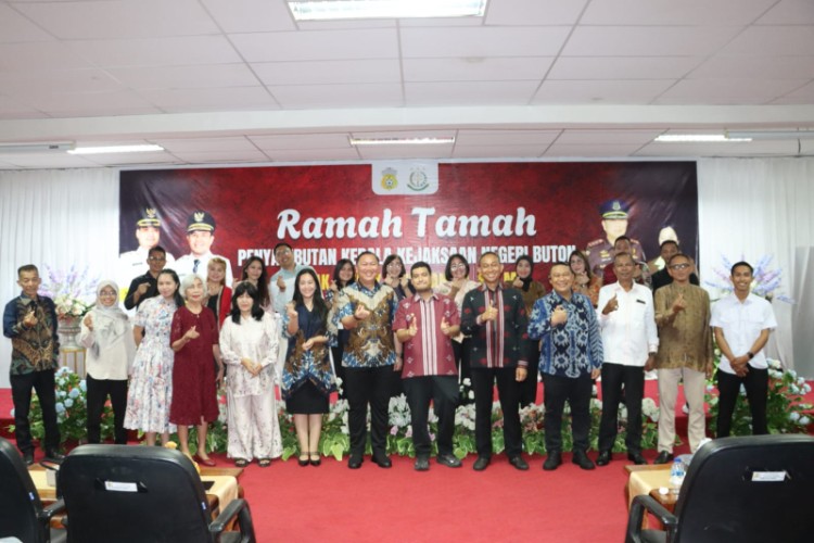 Suasana ramah tamah penyambutan Kepala Kejaksaan Negeri Buton yang baru, Sterry Fendy Andih, bersama Bupati Buton, Alvin Akwijaya Putra, dan jajaran Forkopimda Kabupaten Buton di Aula Kantor Bupati, Sabtu, 24 Januari 2026.