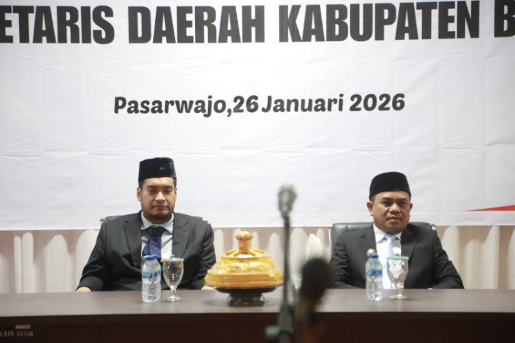 Bupati Buton Alvin Akawijaya Putra bersama Wakil Bupati Buton Syarifudin Saafa saat pelantikan dan pengambilan sumpah jabatan Sekda Buton di Aula Kantor Bupati Buton, Senin, 26 Januari 2026.