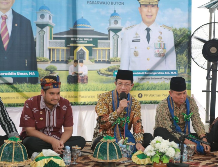 Menteri Agama RI, Prof. Dr. KH. Nasaruddin Umar, M.A., didampingi Gubernur Sultra, Mayjen TNI (Purn) Andi Sumangerukka, dan Bupati Buton, Alvin Akawijaya Putra, saat menghadiri kegiatan di Pesantren Al-Ikhlas Pasarwajo, Kabupaten Buton, Kamis (8 Januari 2026). Kunjungan ini menandai kolaborasi pemerintah pusat dan daerah dalam mendukung pembangunan dan pengembangan pesantren.