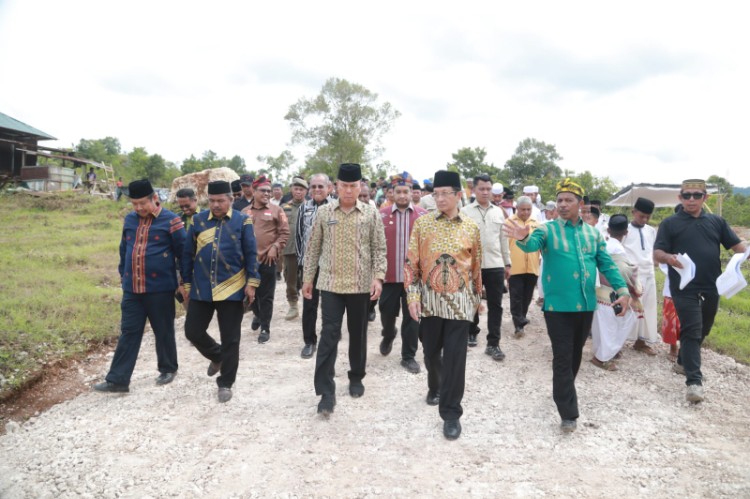 Menteri Agama RI Prof. Dr. KH. Nasaruddin Umar, M.A. bersama Gubernur Sulawesi Tenggara Mayjen TNI (Purn) Andi Sumangerukka, Bupati Buton Alvin Akawijaya Putra, serta jajaran pemerintah daerah meninjau lokasi pembangunan Pesantren Al-Ikhlas Pasarwajo, Kabupaten Buton, Kamis (8 Januari 2026), sebagai bagian dari kolaborasi pemerintah pusat dan daerah dalam pengembangan pendidikan keagamaan.