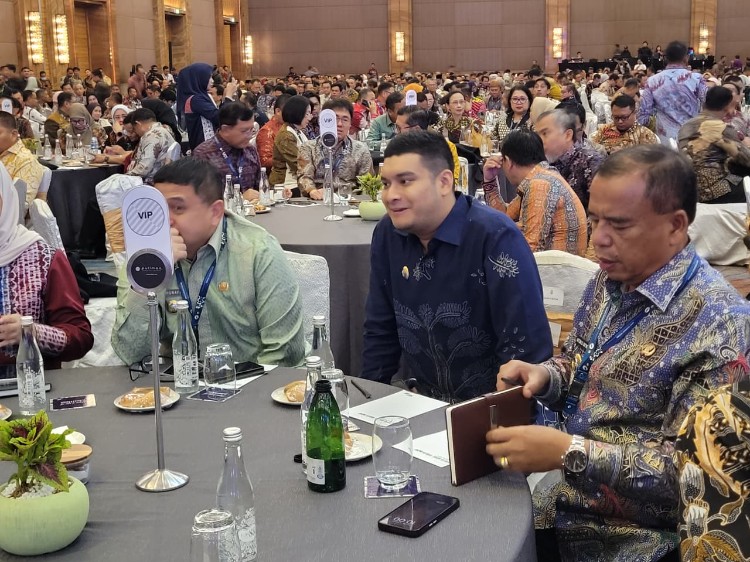 Bupati Buton Alvin Akawijaya Putra (tengah) mengikuti Rapat Koordinasi Nasional Sinergi Pelaksanaan Program dan Kegiatan Urusan Pemerintahan Umum di Daerah bersama bupati dan wali kota se-Indonesia di Jakarta, Kamis, 15 Januari 2026.