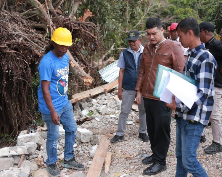 Bupati Buton Alvin Akawijaya Putra meninjau lokasi kerusakan Pasar Kaloko di Kelurahan Takimpo, Kecamatan Pasarwajo, usai ambruk diterpa angin kencang, Jumat, 16 Januari 2026.