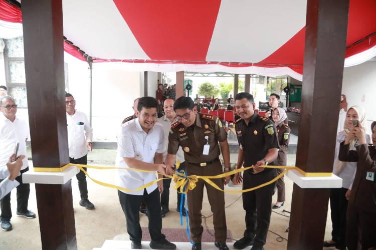 Resmikan Gedung Datun, Bupati Buton Alvin Akawijaya Putra Apresiasi Pengabdian Kejari untuk Masyarakat