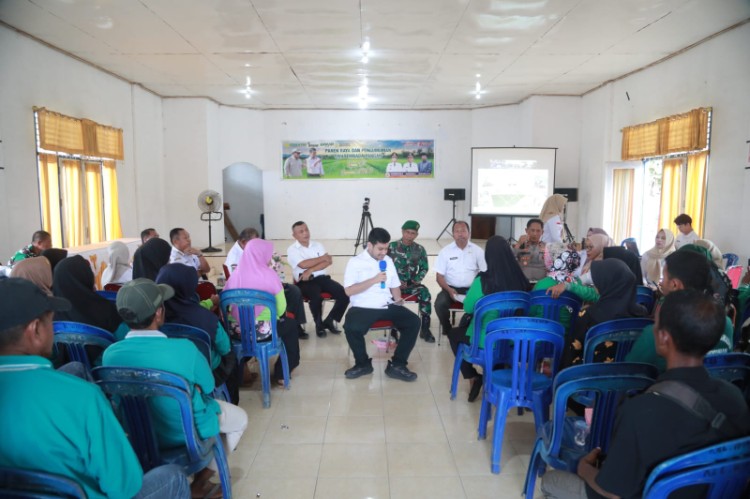 Bupati Buton, Alvin Akawijaya Putra, S.H., berdialog langsung dengan kelompok tani di Aula Kantor Lurah Wakoko, Kecamatan Pasarwajo, Rabu, 7 Januari 2026, sebelum mengikuti pengumuman nasional swasembada pangan 2025 secara daring. Dialog ini menjadi bagian dari upaya menyerap aspirasi petani dan memperkuat ketahanan pangan berbasis lokal di Kabupaten Buton.