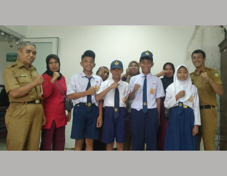 Siswa SD dan SMP penerima bantuan pendidikan berfoto bersama orang tua serta perwakilan Dinas Pendidikan Kabupaten Buton usai penyaluran bantuan di Kantor Dinas Pendidikan Kabupaten Buton, Selasa, 20 Januari 2026.