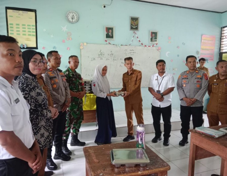 Sekda Buton meresmikan SPPG Siotapina Matanauwe di Desa Matanauwe, Kecamatan Siotapina, Senin (9 Februari 2026).